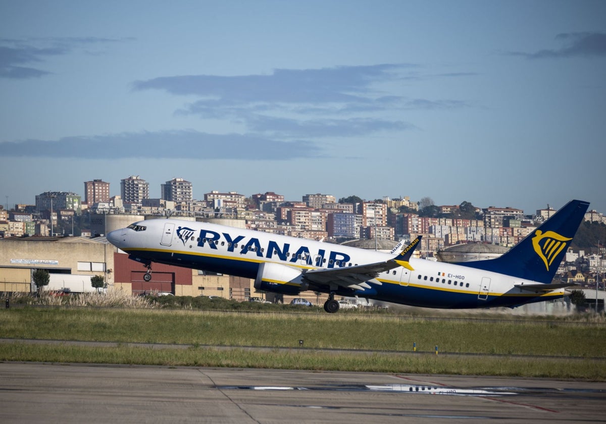 Un avión de Ryanair despega del Seve con Santander al fondo.