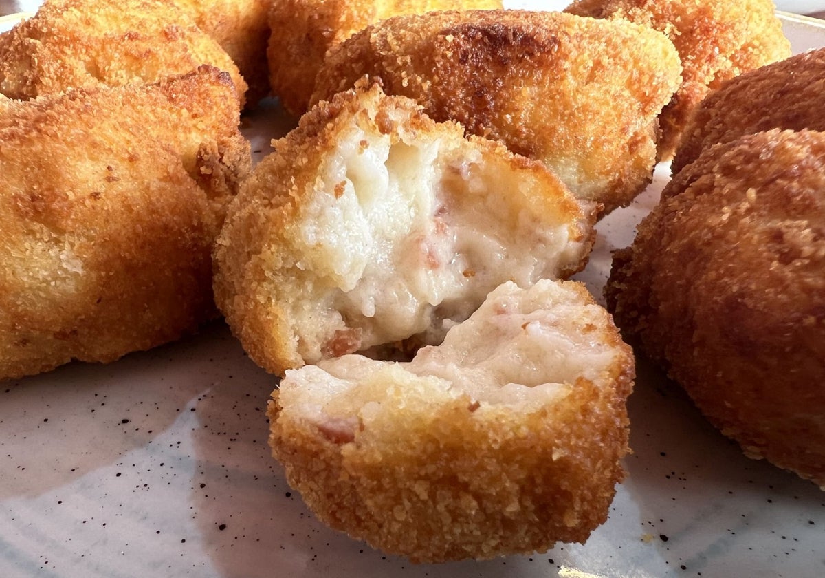 Croquetas de jamón, cremosas y con muy buena textura.