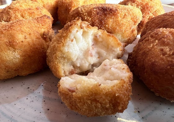 Croquetas de jamón, cremosas y con muy buena textura.