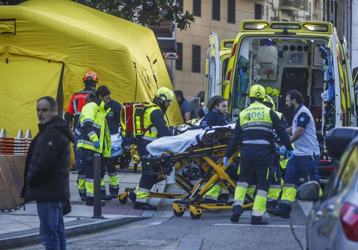 Dos hermanos mueren en el incendio de un ático en un edificio centenario de Juan de la Cosa