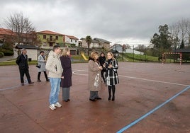 Visita institucional a la pista polideportiva de la localidad de Mar.