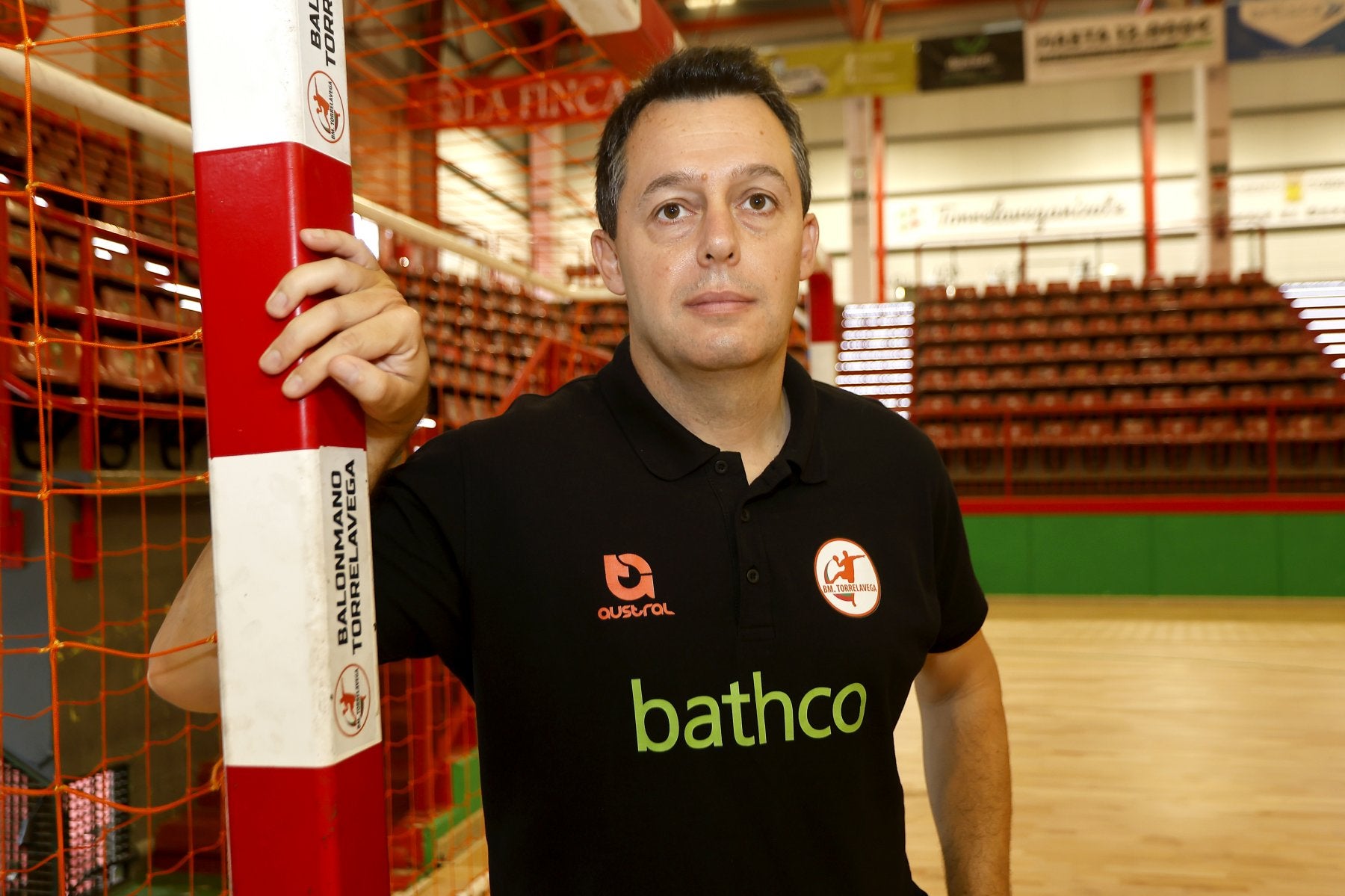 Jacobo Cuétara, entrenador del Bathco Torrelavega, posa en la portería del Vicente Trueba.