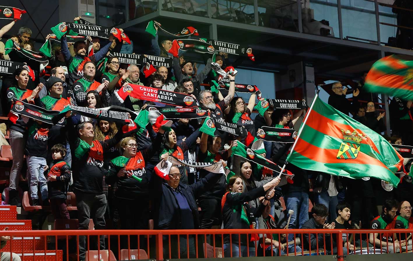 Los aficionados del Alega fueron fieles a su equipo y llenaron las gradas del Vicente Trueba