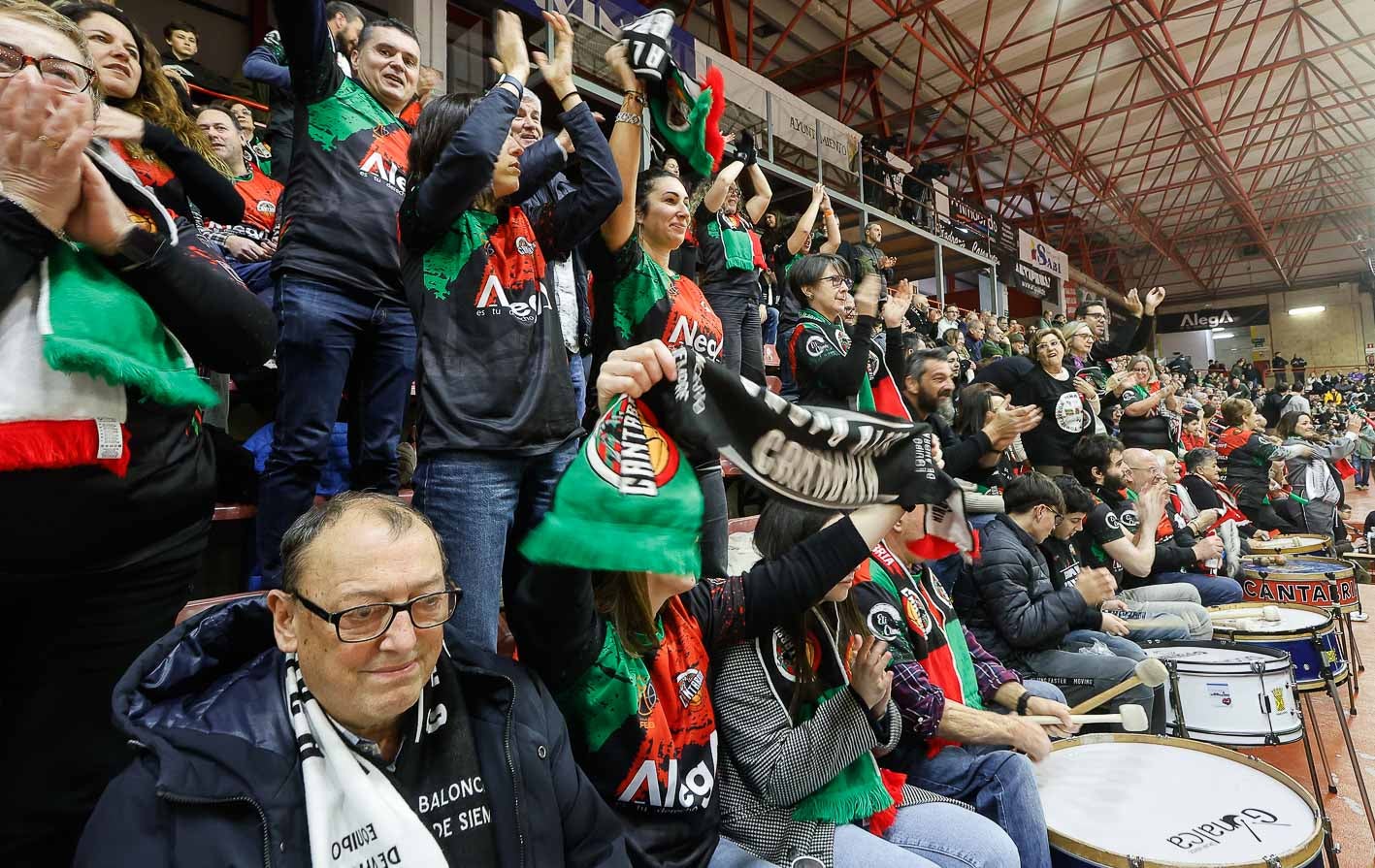 A pesar de la derrota de su equipo, los hinchas del Alega no dejaron de animar durante todo el encuentro. 