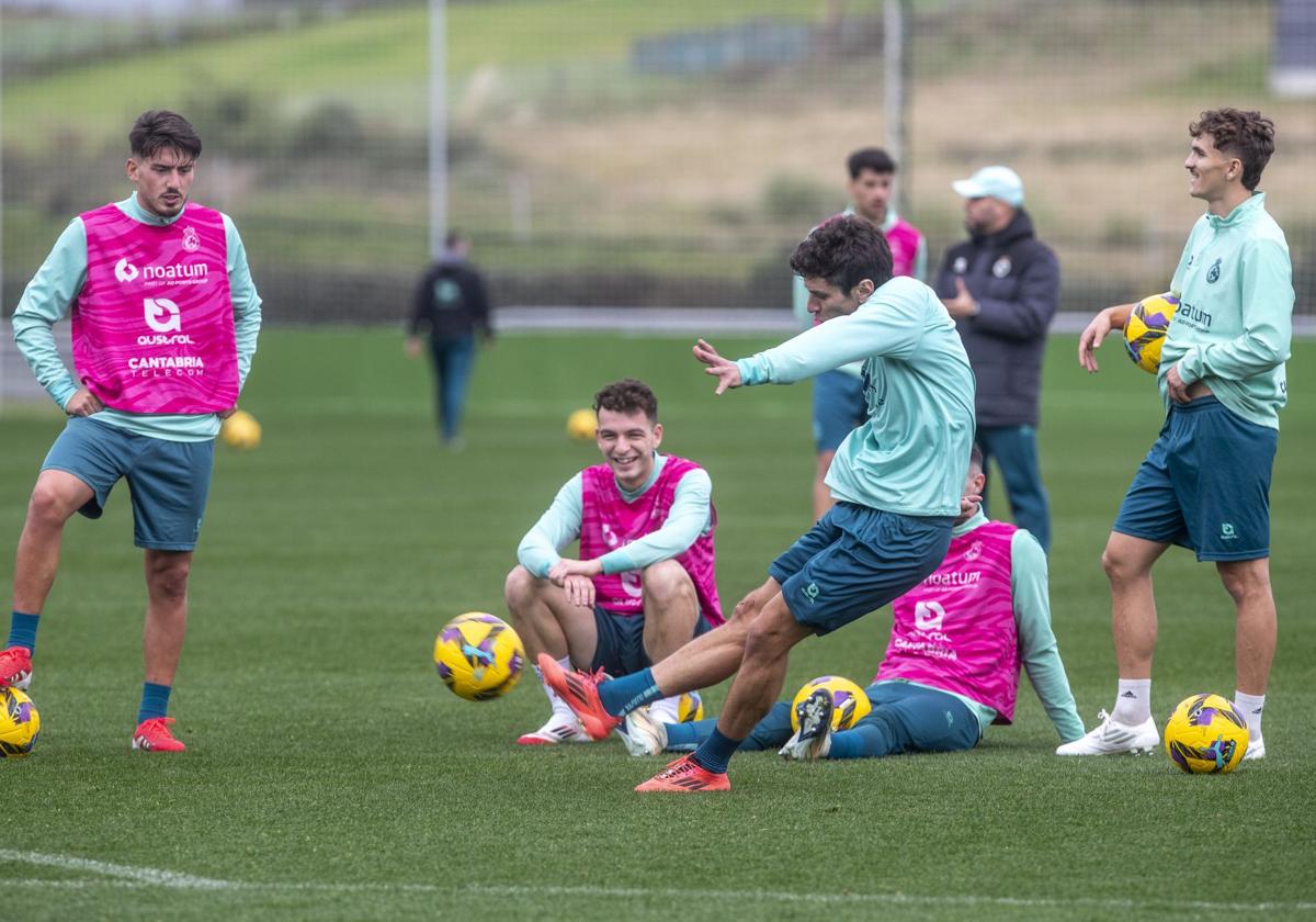 Sangalli, que hoy será titular, dispara durante una sesión en La Albericia, rodeado de algunos de sus compañeros.