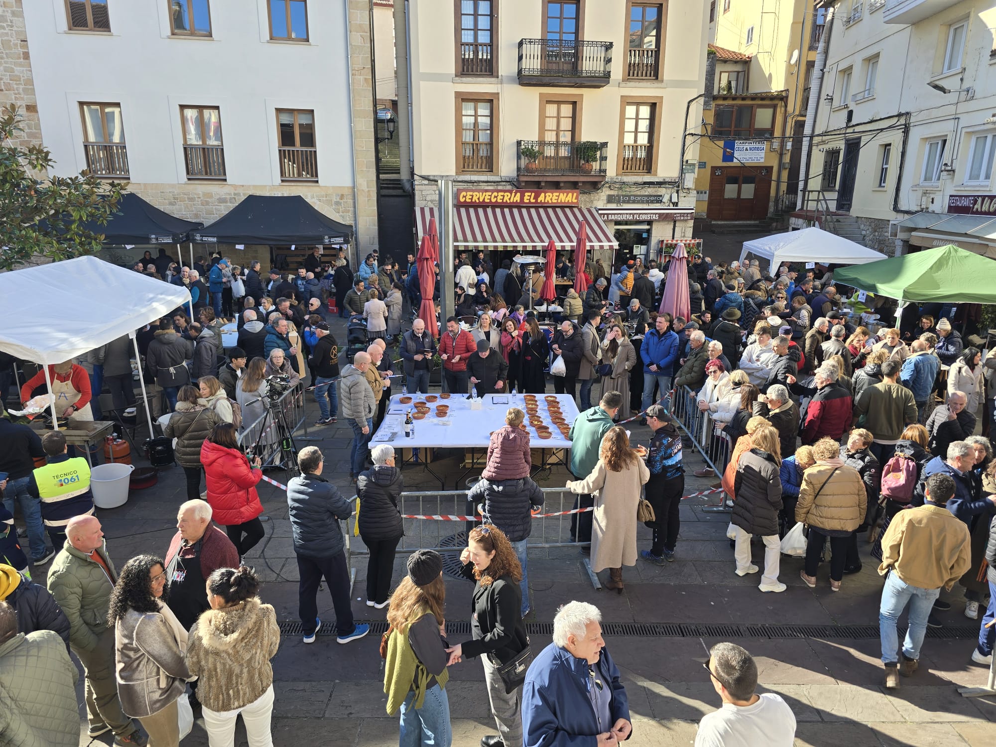 Numerosas personas se acercaron en el inicio de las fiestas para degustar los diferentes guisos solidarios