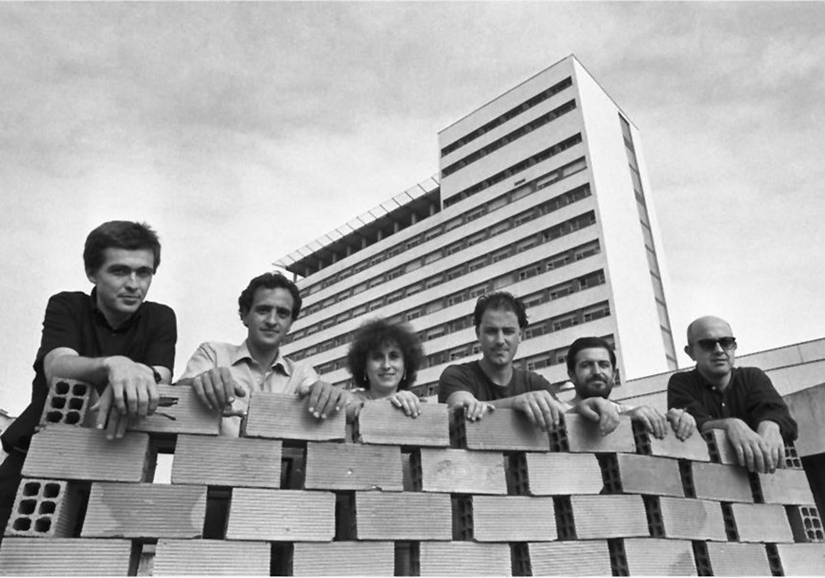 De izquierda a derecha: Riancho, Miguel Ángel Lázaro, María Jesús Cueto, Daniel Gutiérrez, Juan Ruiz, y Zamanillo, en 1985, tras presentar en Valdecilla una exposición de escultura contemporánea.