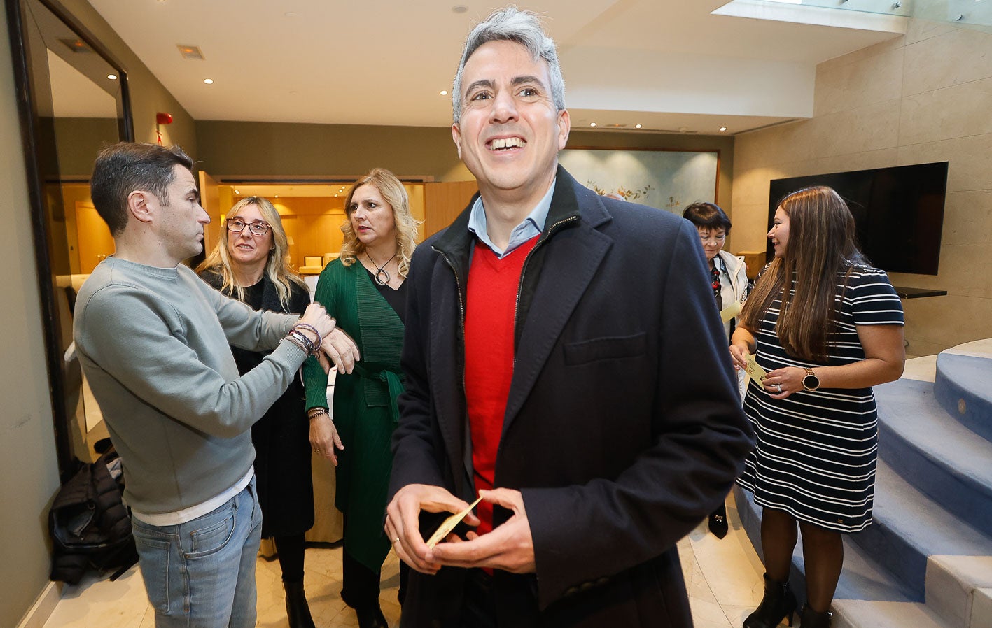 Casares charla con Cobo antes de la comida anual del PSOE de Santander. Delante, Pablo Zuloaga.