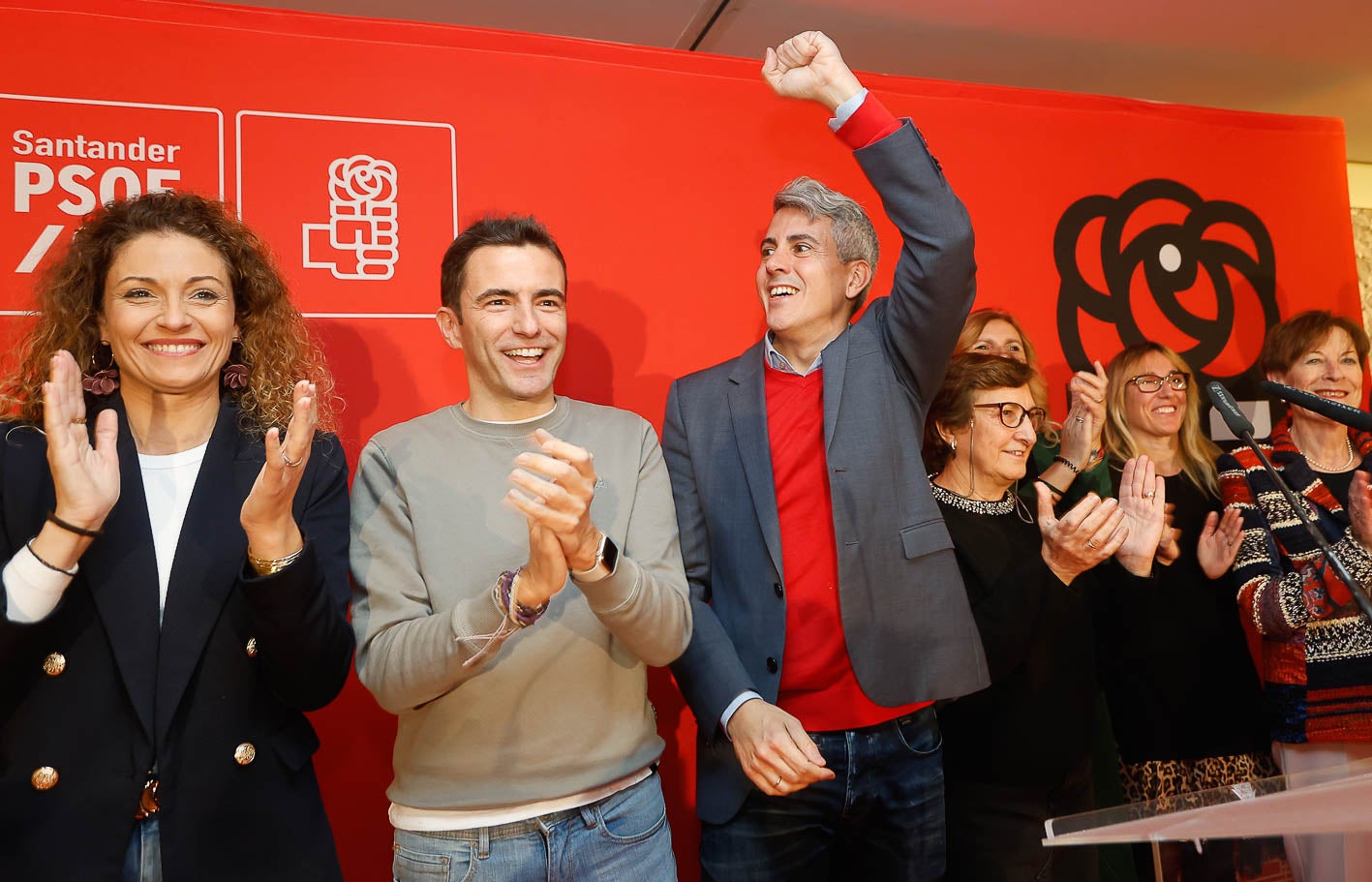 Ainoa Quiñones, Pedro Casares, Pablo Zuloaga, Luisa Real, Noelia Cobo, Eugenia Gómez y Avelina Saldaña, en el arranque del acto del PSOE de Santander.