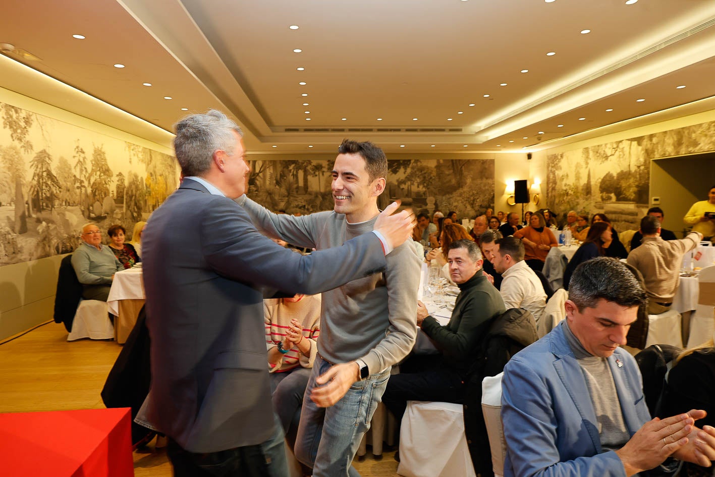 Un abrazo, no muy efusivo, entre los dos aspirantes a liderar el partido. En la imagen, a su derecha, Julio Pinna y Daniel Fernández.