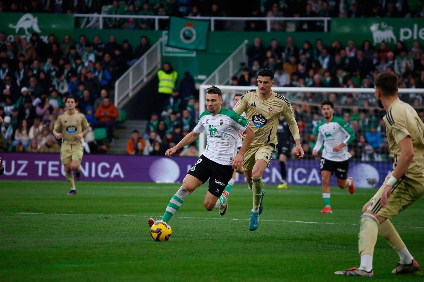 Arana conduce la pelota  mientras un rival del cuadro gallego lo persigue