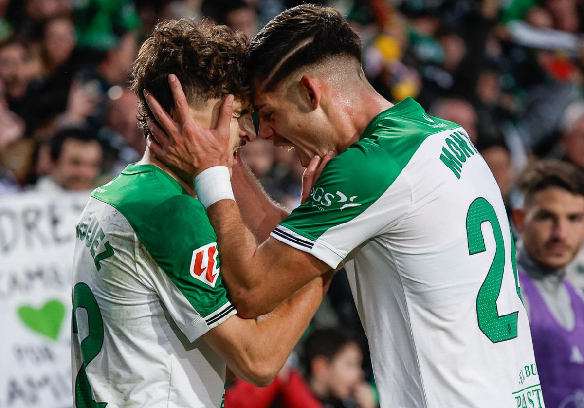 Pablo Rodríguez celebra con Montero uno de sus goles.