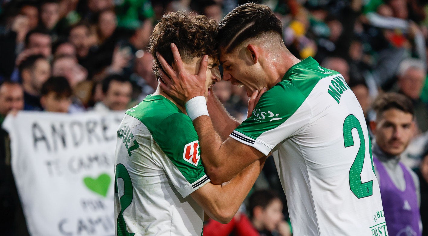 Pablo Rodríguez y Javi Montero celebran el segundo tanto del canario. 