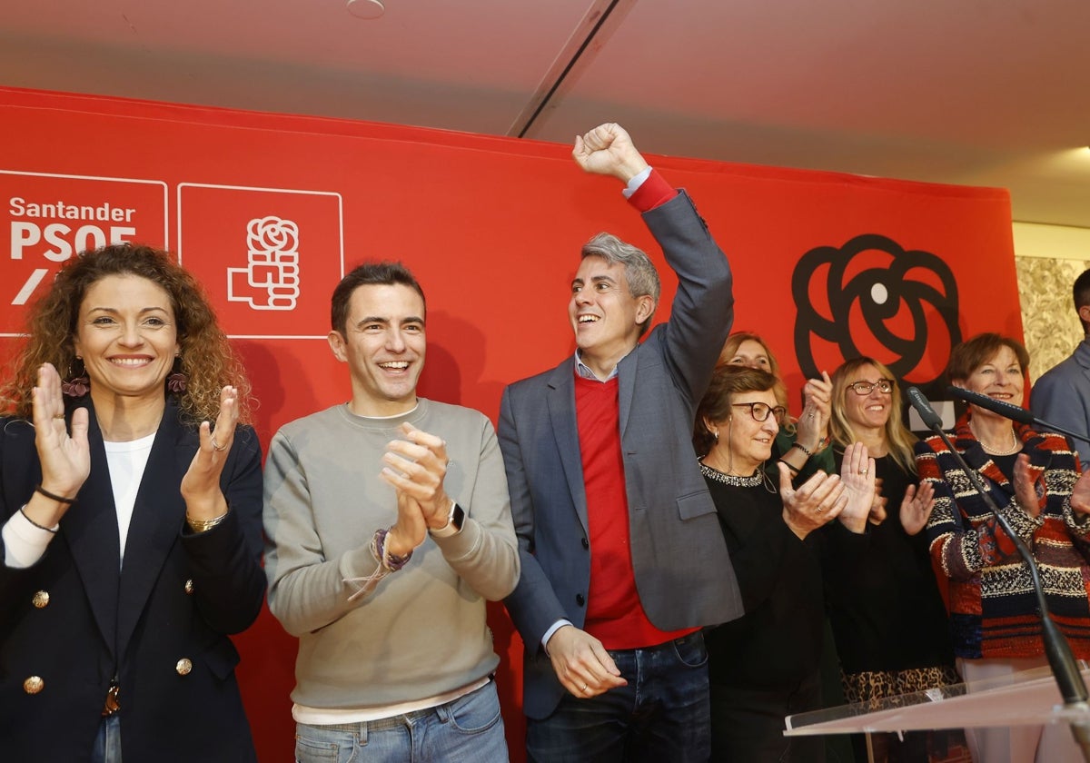 Ainoa Quiñones, Pedro Casares, Pablo Zuloaga, Luisa Real, Noelia Cobo, Eugenia Gómez y Avelina Saldaña, en el arranque del acto del PSOE de Santander.