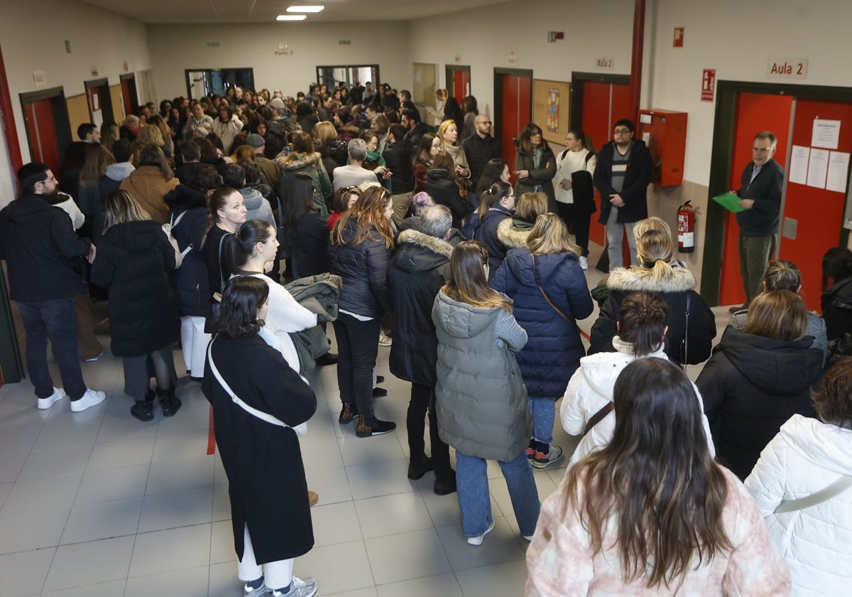 Los opositores esperan a ser nombrados en el exterior de una de las aulas de la Facultad de Derecho.