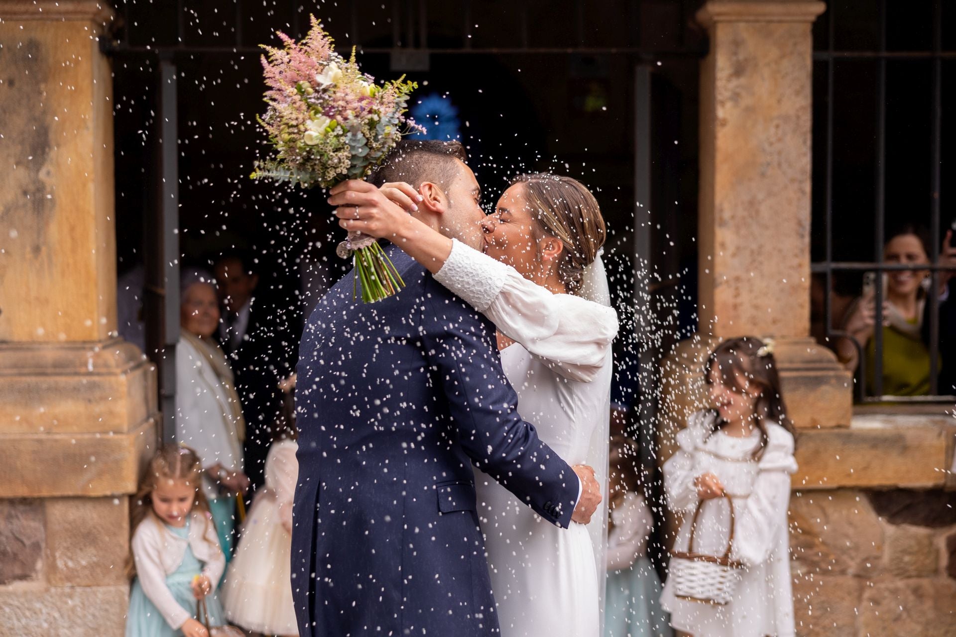 Sabina Fernández y Alberto Sáinz se casaron el 18 de mayo en el Palacio de Soñanes, en Villacarriedo. A la salida de la iglesia, las niñas de arras les lanzaron una interminable lluvia de arroz de la que fue difícil escapar. 