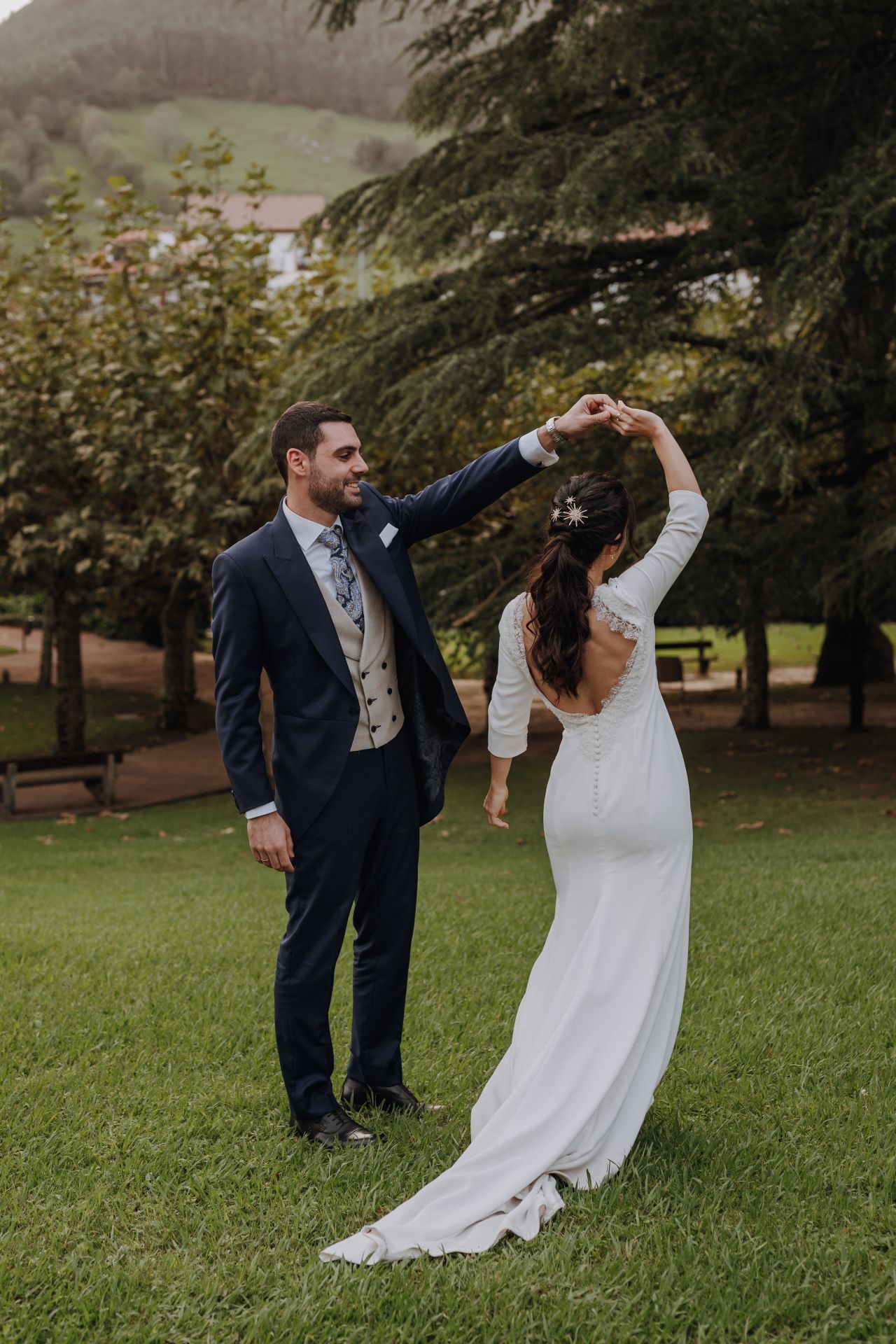 Paula Caviedes y Moisés Quintas se casaron el 21 de octubre, en su 10º aniversario, en la Parroquia de San Martín, en Cabezón de la Sal, y el banquete lo celebraron en el Gran Hotel Balneario de Puente Viesgo. ¡Un día mágico con gaitas incluidas! 