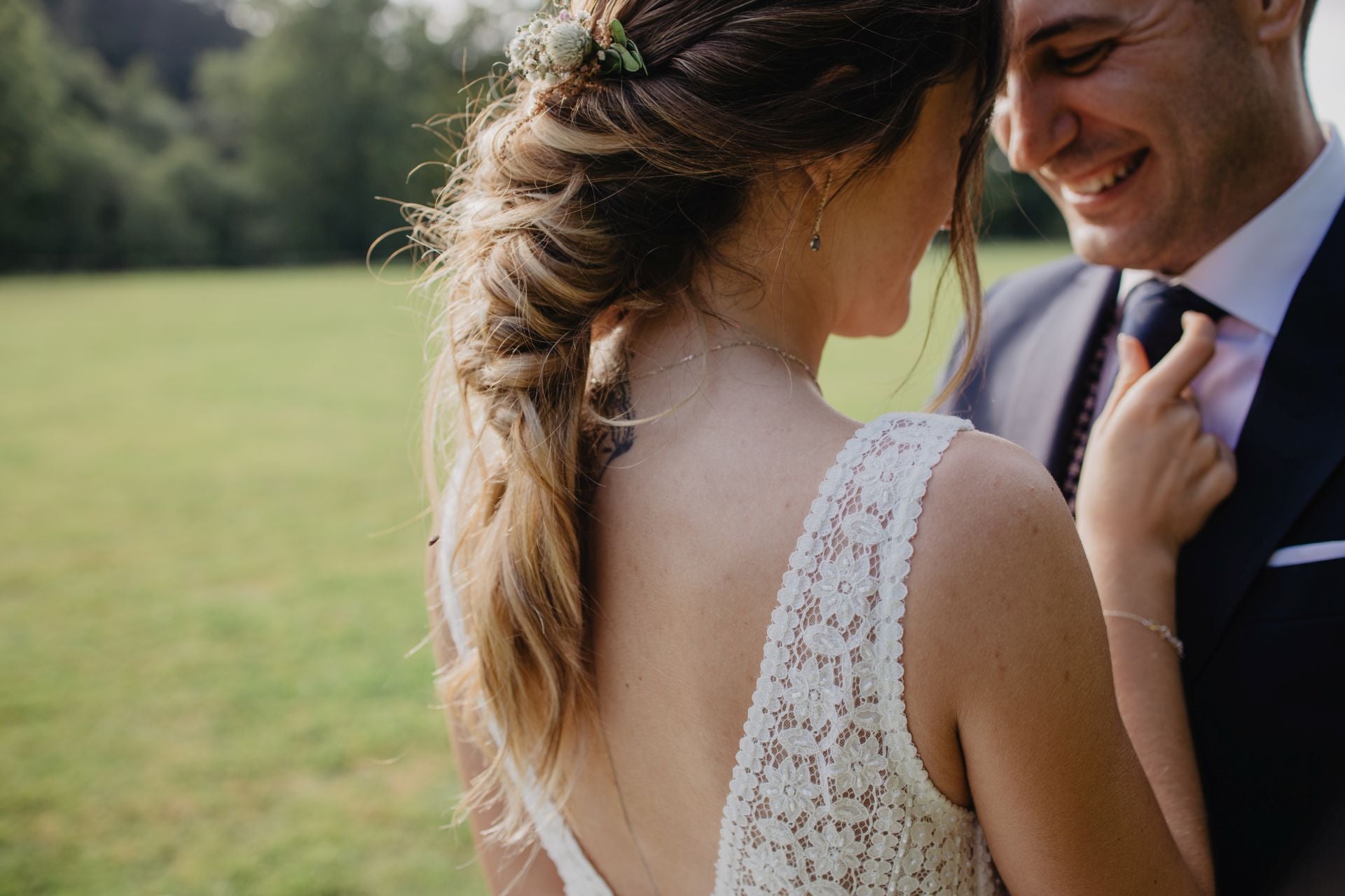 Elena Heras lució un recogido con trenza, adornado con flores a juego del ramo.