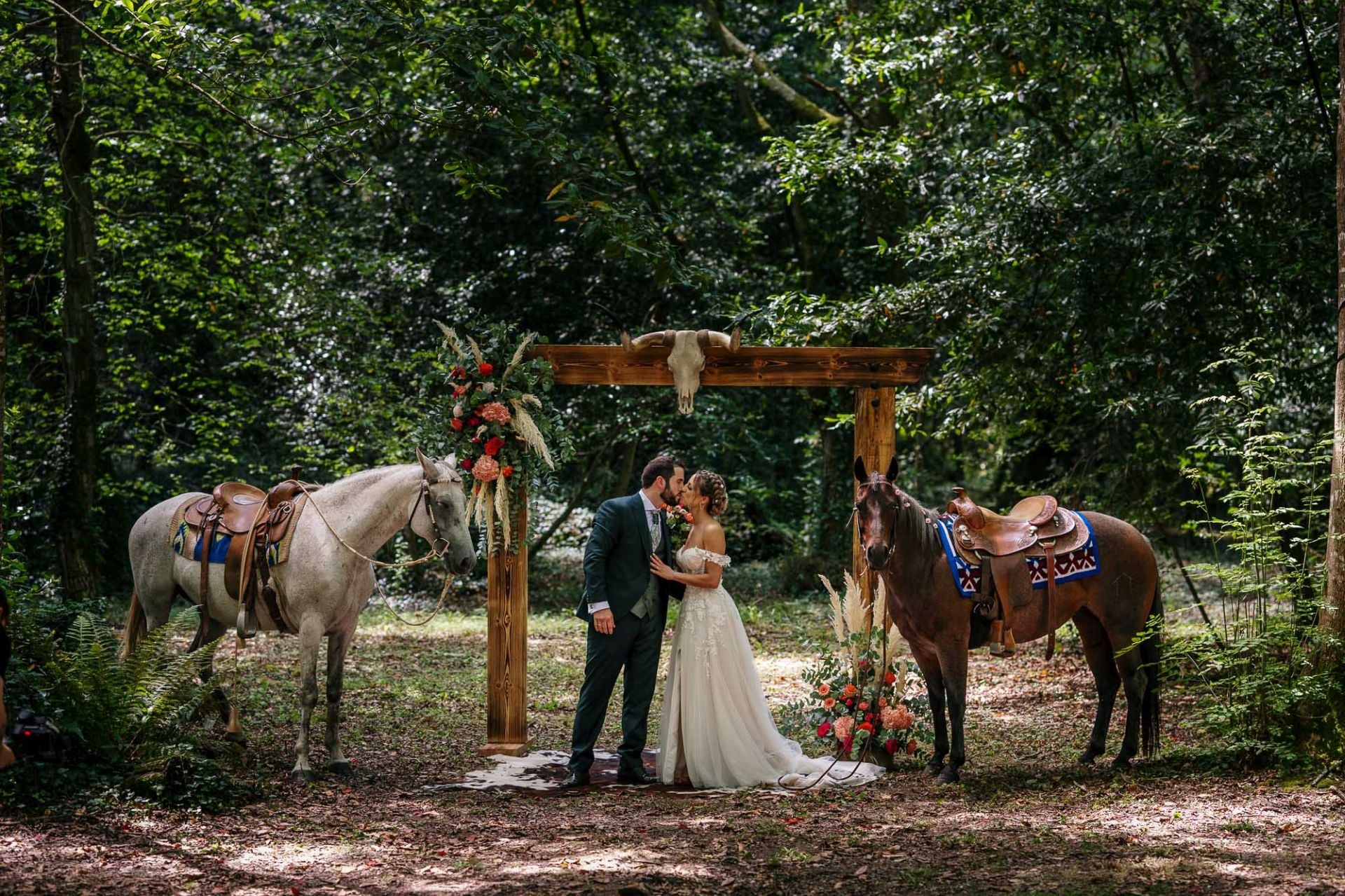 Luna Rodríguez y Daniel Cos celebraron su boda vaquera en Escalante el pasado 27 de julio. Los dos compiten a nivel nacional en la modalidad de 'doma western', así que tuvieron muy clara la temática que querían para su día e hicieron ellos mismos toda la decoración. 