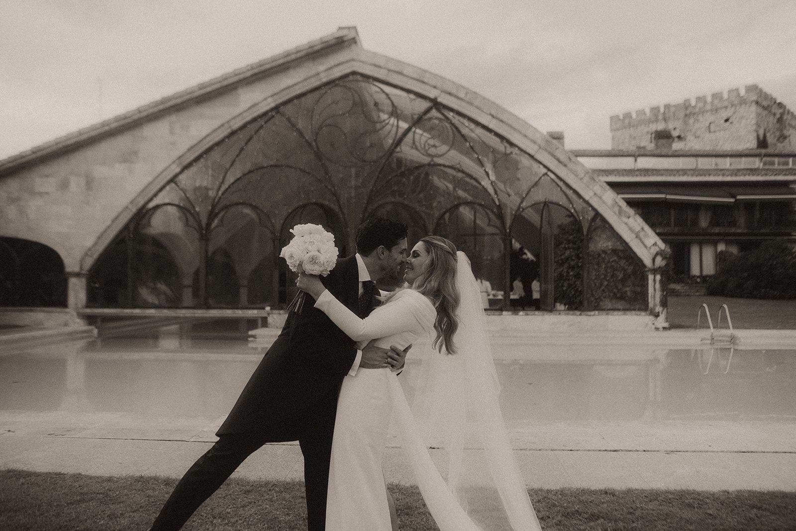 Sandra Garaizar y Nacho Cuevas se casaron el pasado 31 de agosto en una iglesia del centro histórico de Burgos, la ciudad natal de la novia. Después celebraron su día en el Hotel Landa donde un grupo en directo animó a los invitados con versiones de rock español. 