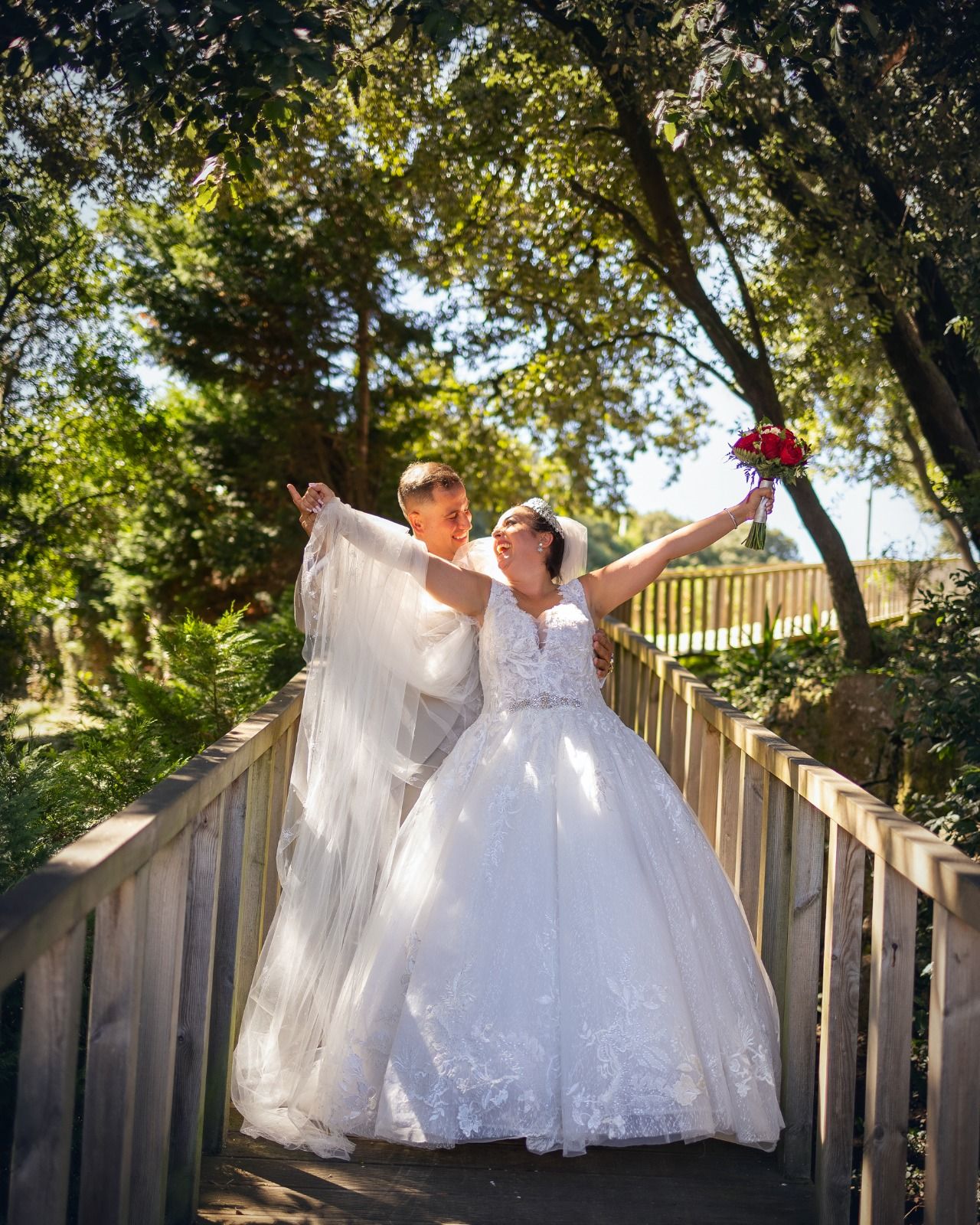 Marián Revilla y David Fernández se casaron en Isla el 7 de septiembre. Los novios recuerdan que tras diez días sin parar de llover, la mañana de su boda salió el sol, como se aprecia en esta imagen. 