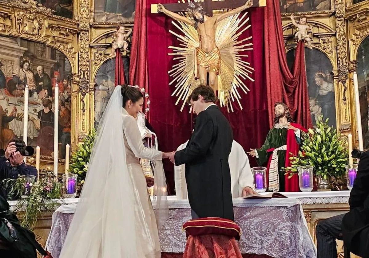 Los jóvenes Fernando Alvear Vargas-Zúñiga (nieto de la hostelera María Rosa Fernández Pacheco de Alvear) y Belén López de Carrascosa se casaron en Cádiz el 24 de febrero.