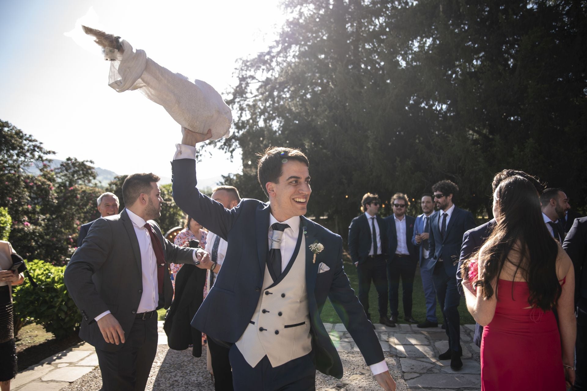 Joaquín Aldaco protagonizó uno de los momentos más divertidos de su boda con María Lastra al lanzar un jamón a sus amigos.