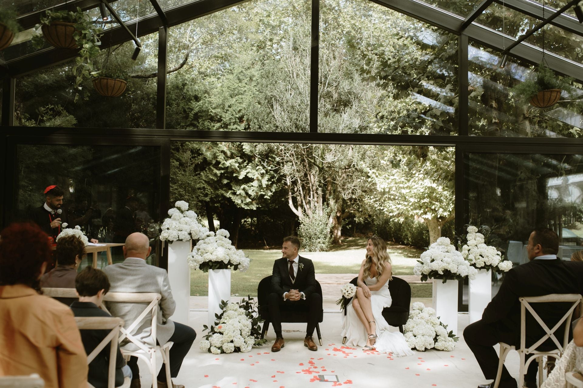 Ana Díez y Jaime Martínez celebraron su boda civil el pasado 28 de septiembre en El Bosque de Solares, el nuevo espacio acristalado situado en los jardines del hotel. El enlace estuvo organizado por la 'wedding planner' Rock and Love y junto con peluquería Pin Up Santander, Cris Alonso Makeup, SelDeFlores, Amazing Deejays y DC Weddings, hicieron que todo saliera perfecto.