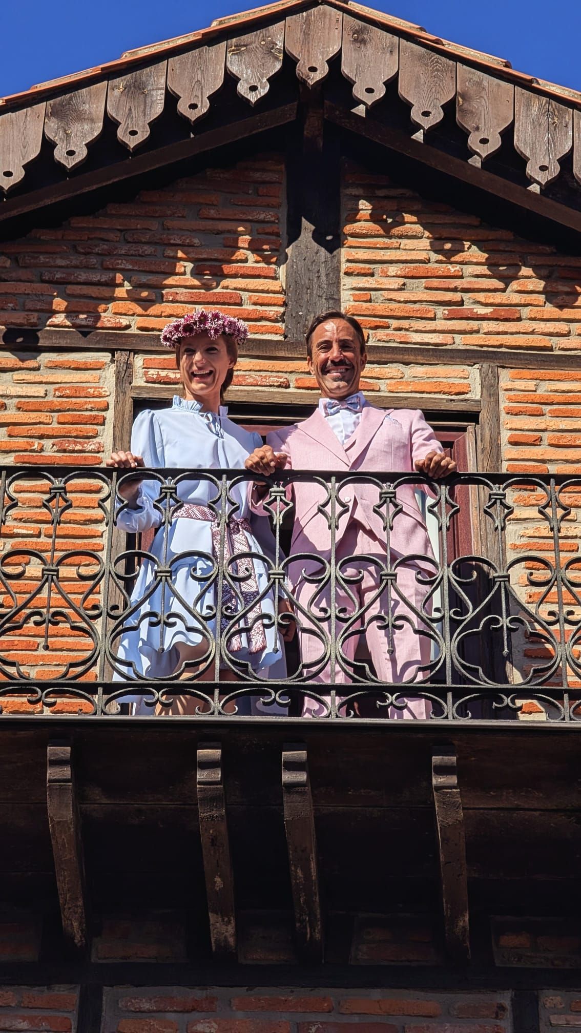 Ruta Kuzmane y José Manuel de Prado, en el balcón de la Posada Santa Ana. La pareja se casó el pasado 9 de noviembre.