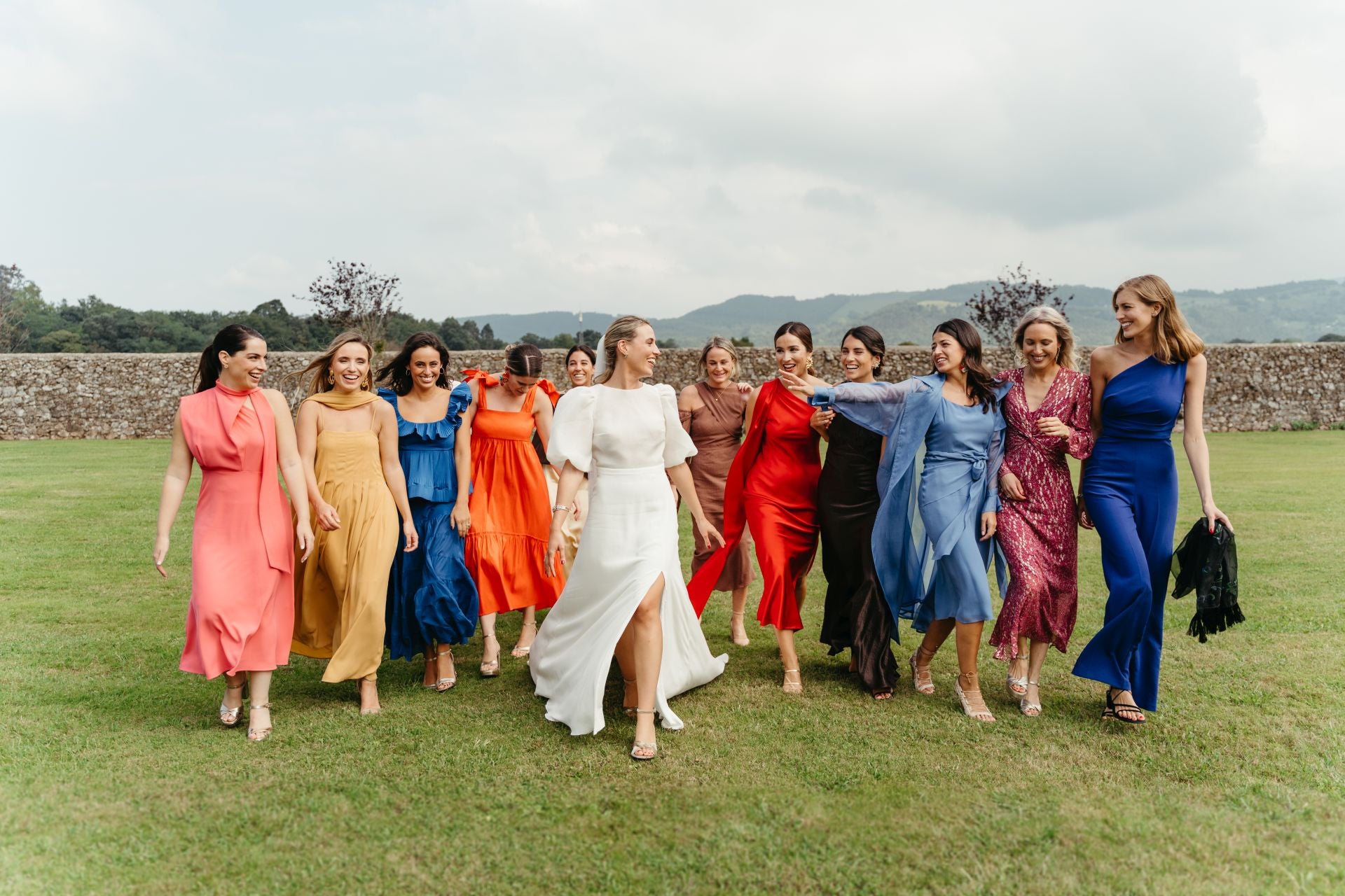 Marta Calle posa con su grupo de amigas en la finca de la casona Villa Abarca. De izquierda a derecha: Cristina Molinuevo, Carmen García, Cristina Higuera, Andrea Dueñas, Lourdes Herrera, Marina Núñez, Paula Martínez, María Gutiérrez de Cos, Andrea González, Isabel Tristán y Ana Díaz. 