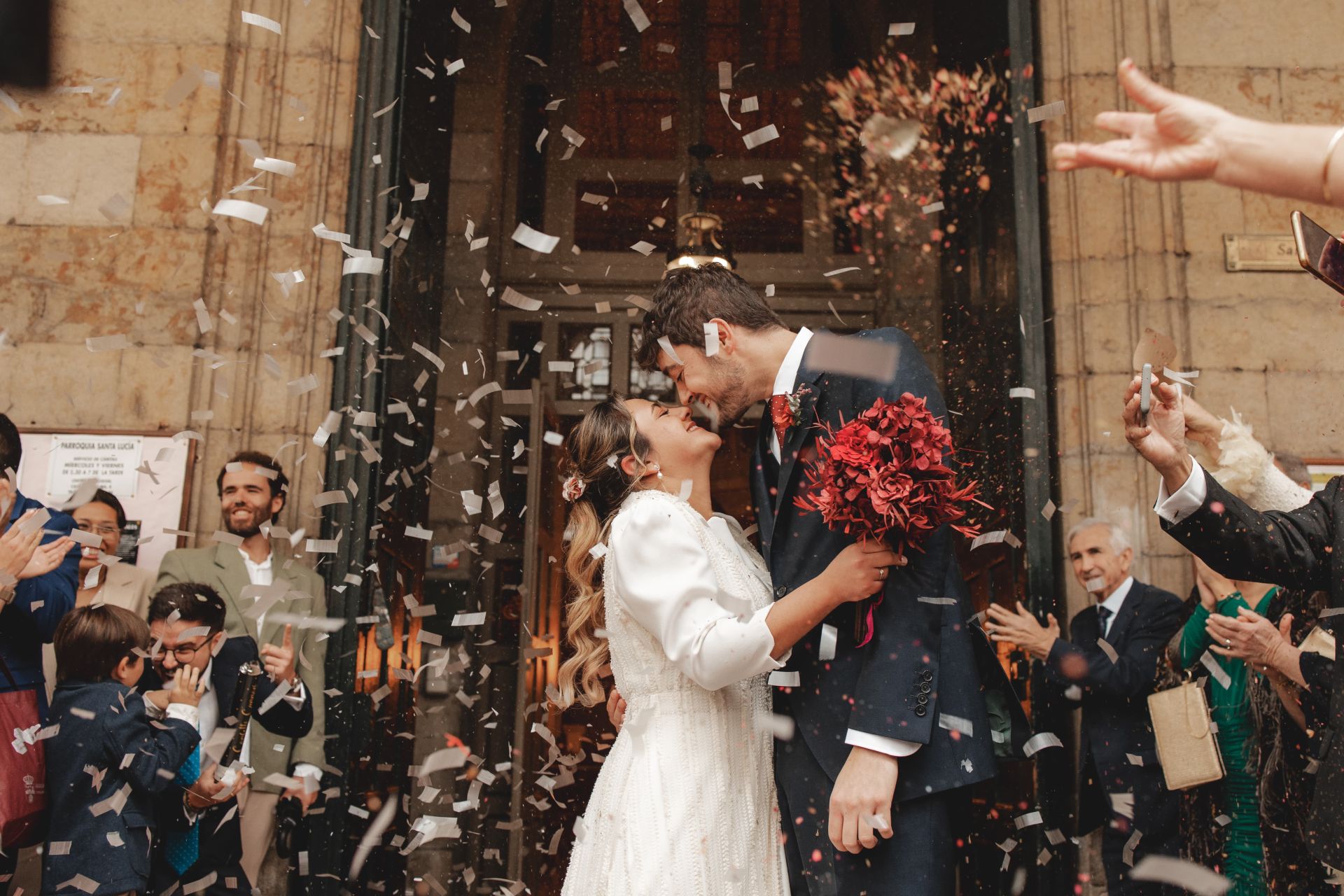 Inés González y Juan Sánchez-Calero celebraron su enlace el 26 de octubre en la Iglesia de Santa Lucía de Santander y después se desplazaron hasta la Finca Rovallines, en Caviedes. «Fue un regalo que no lloviera porque el día antes y el de después hizo terrible. En la ceremonia nos equivocamos varias veces y cuando por fin dijimos los dos lo mismo todos los invitados se pusieron a aplaudir. ¡El sacerdote estaba alucinado!».