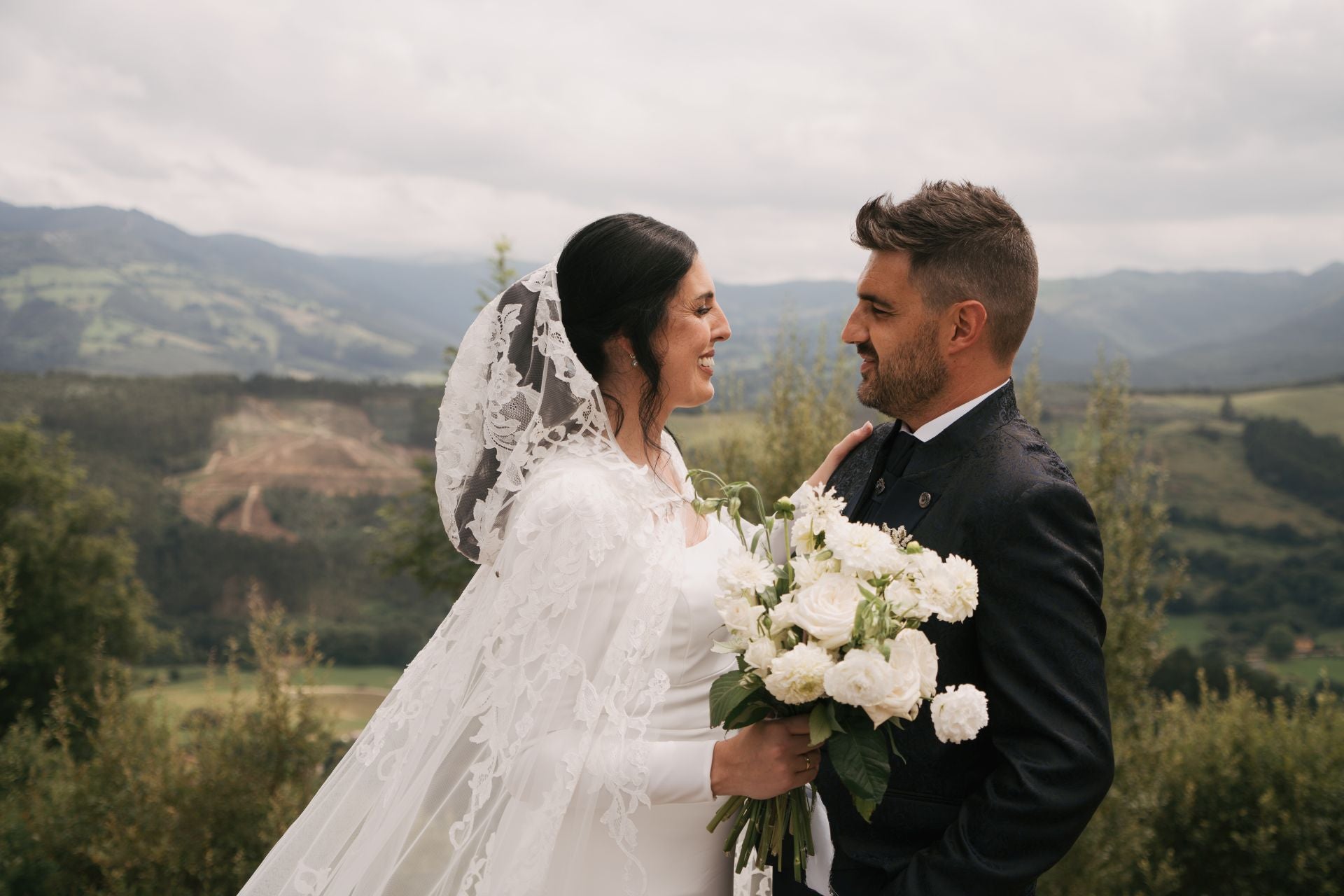 Inés Montejo y Aitor Basterrechea se prometieron amor eterno el 27 de julio en el Santuario de la Bien Aparecida. «De camino nos comunicaron que el cura había sufrido un infarto que, por suerte, quedó en un susto. Llamaron a muchos párrocos y nadie subía hasta que llamaron al sacerdote de la cárcel del Dueso y vino encantado. ¡Fue la ceremonia más bonita de nuestras vidas!».