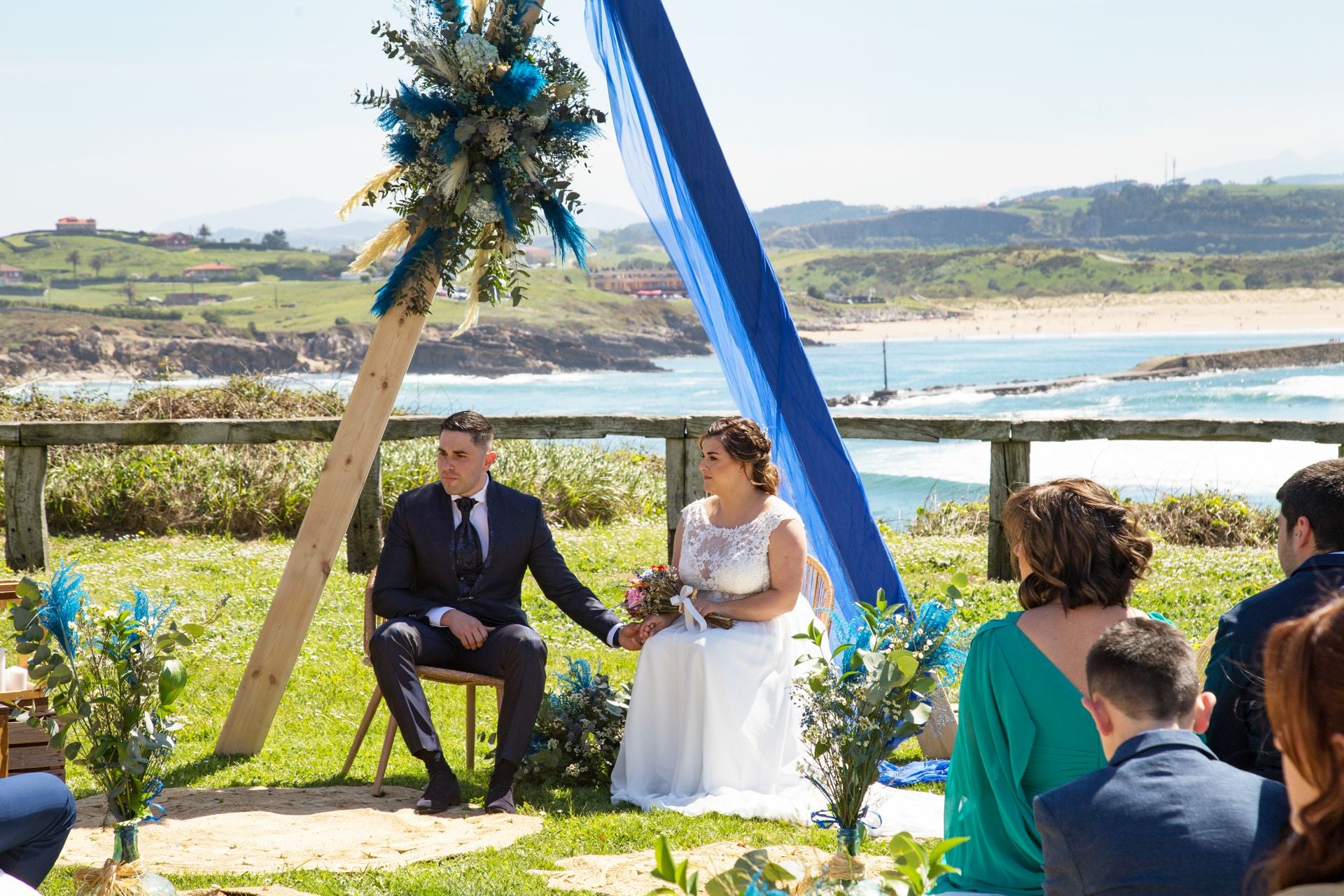 Jonathan Fernández y Nekane Ibáñez celebraron su enlace el 13 de abril, día de su aniversario, en Suances. «En medio de todos los preparativos nació nuestro hijo Martín, que fue el invitado de honor con tan solo cinco meses. Al entrar al restaurante El Muelle, preparamos una lucha con espadas de Star Wars».