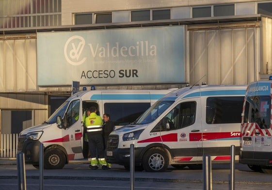 Ambulancias del servicio programado, a la puerta de Valdecilla Sur.