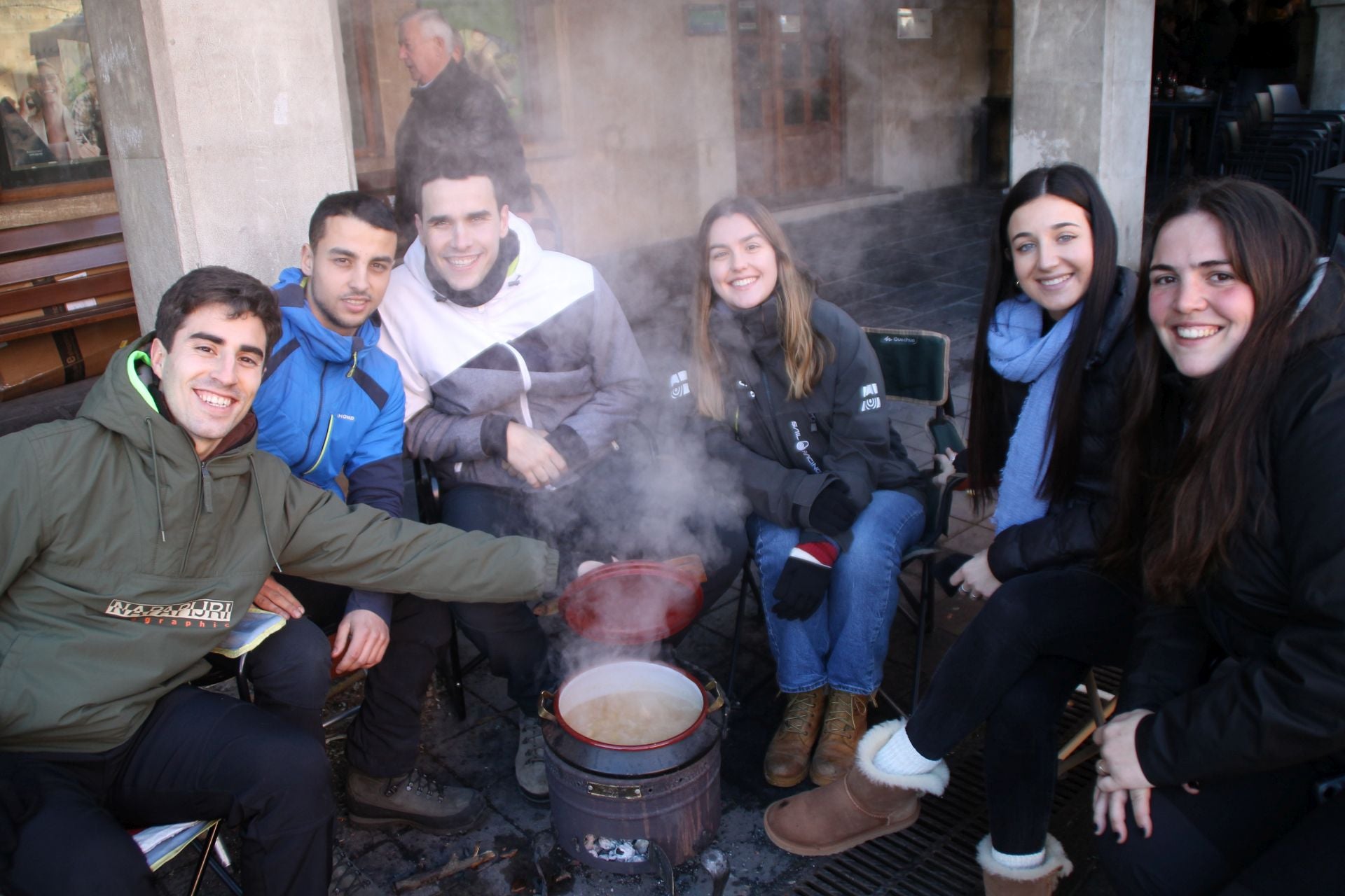 Seis jóvenes participantes en el concurso de olla ferroviaria.