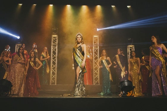 Valeria Olivares terminó la gala con la banda de Miss Grand Cantabria y con la que le otorgó Ofelia Casanueva, uno de los patrocinadores.