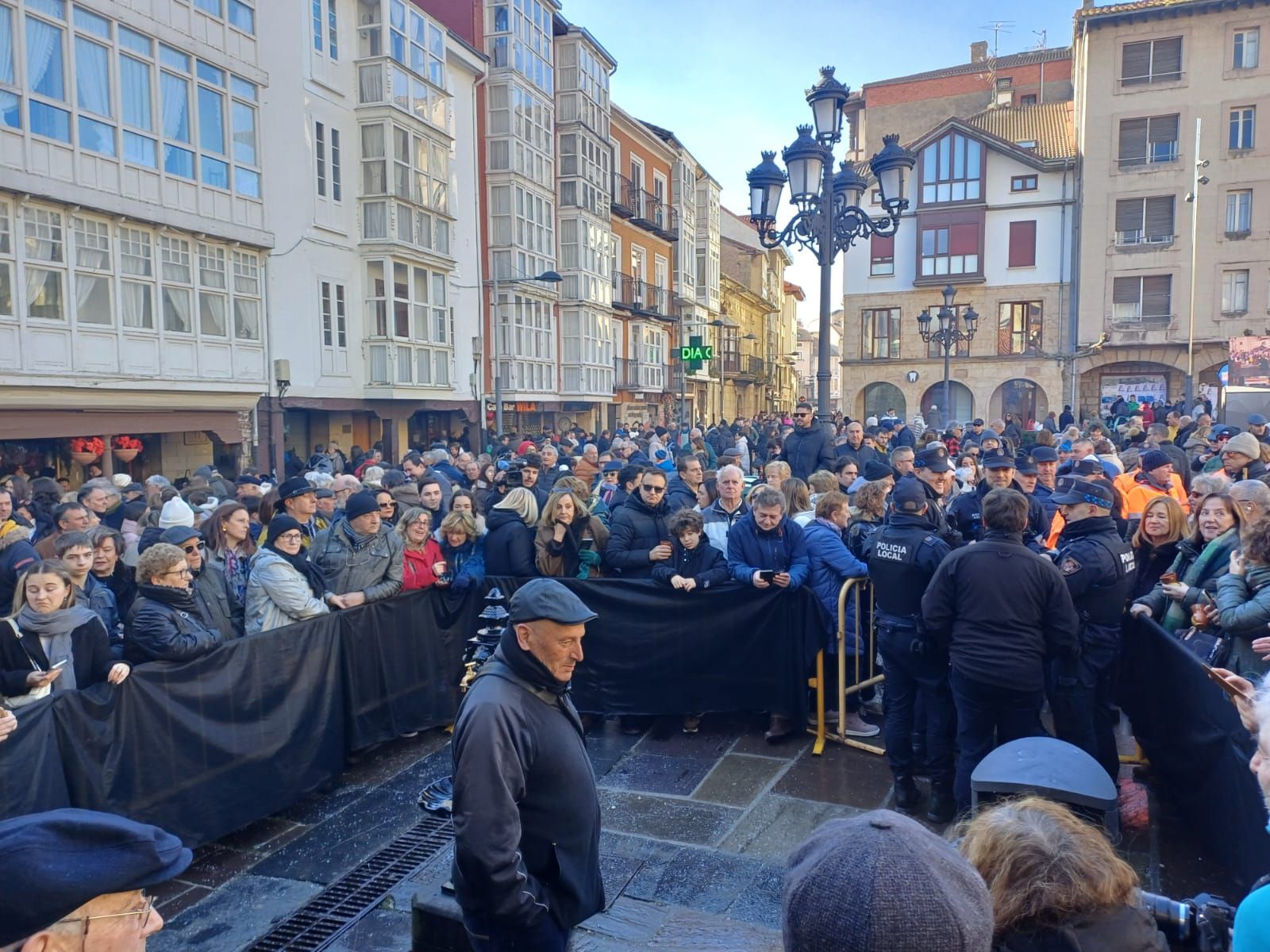 Cientos de personas se concentran en la plaza para ver manar vino de la fuente, el tradicional milagro de San Sebastián.