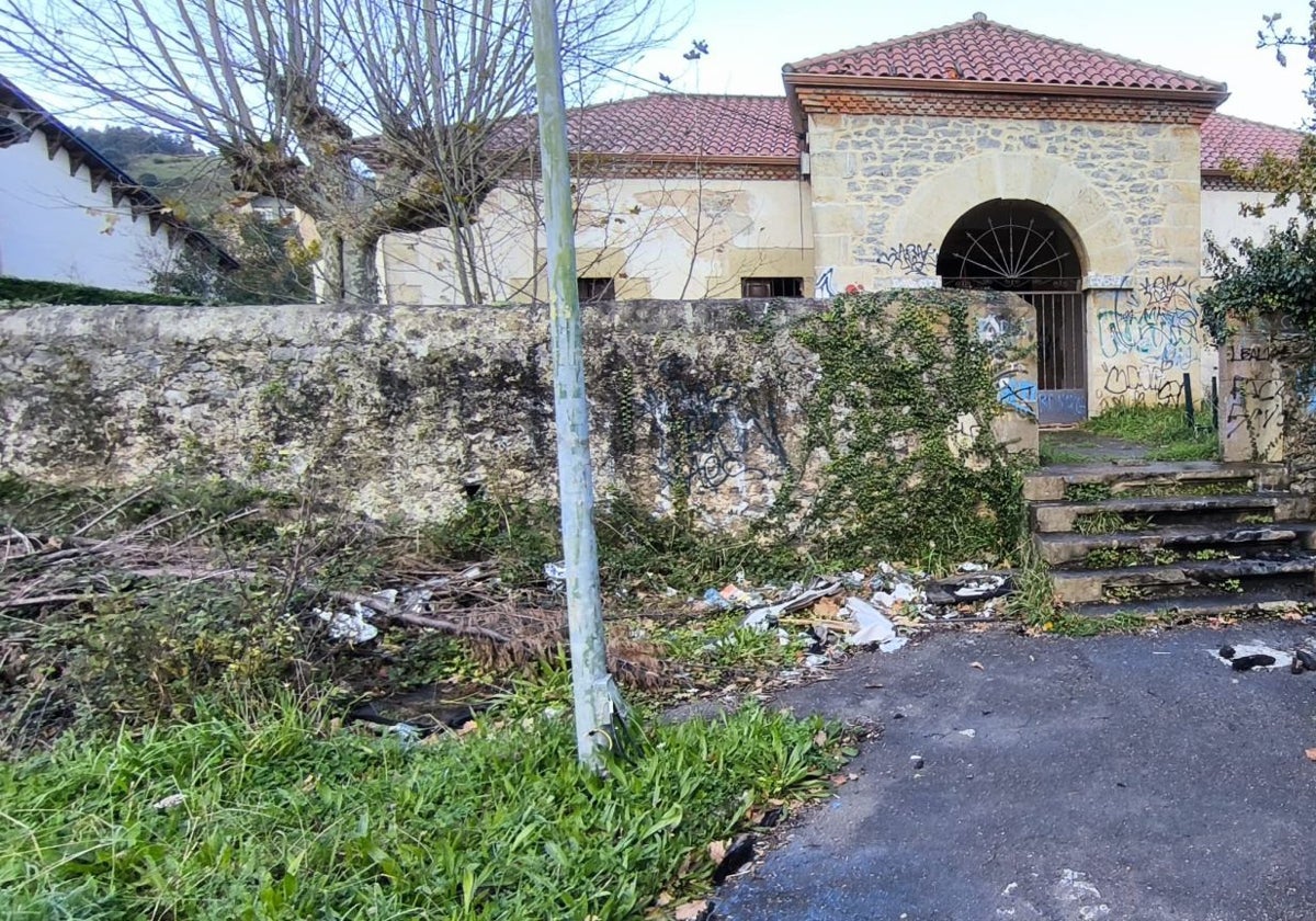 Entorno de las escuelas de Mortera, lleno de suciedad y grafitis.