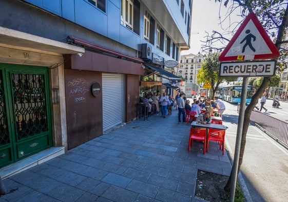 La agresión se produjo en la acera de acceso a la sala.