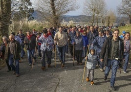 Familias y autoridades participan en la subida en albarcas, el año pasado, en La Montaña.