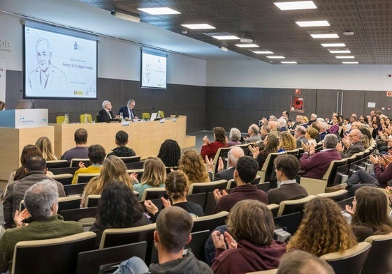 El presidente de la Real Academia,Jaime Domínguez Abascal, y Ángel Pazos, rector de la UC, abren el homenaje celebrado en el IHCantabria.