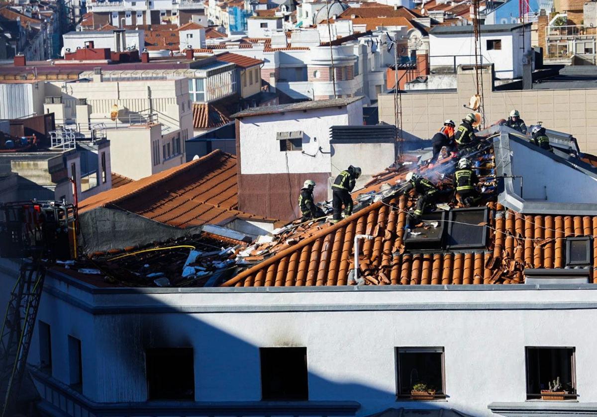 Los bomberos durante los trabajos de extinción del incendio