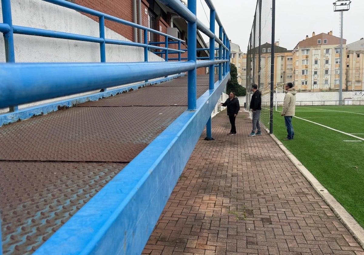 Políticos del Ayuntamiento visitan las instalaciones del campo de fútbol.