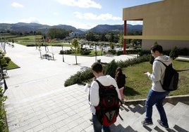 Estudiantes en uno de los centros universitarios de Torrelavega.