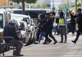 La Policía Nacional conduce a un hombre detenido en pleno centro de Santander.