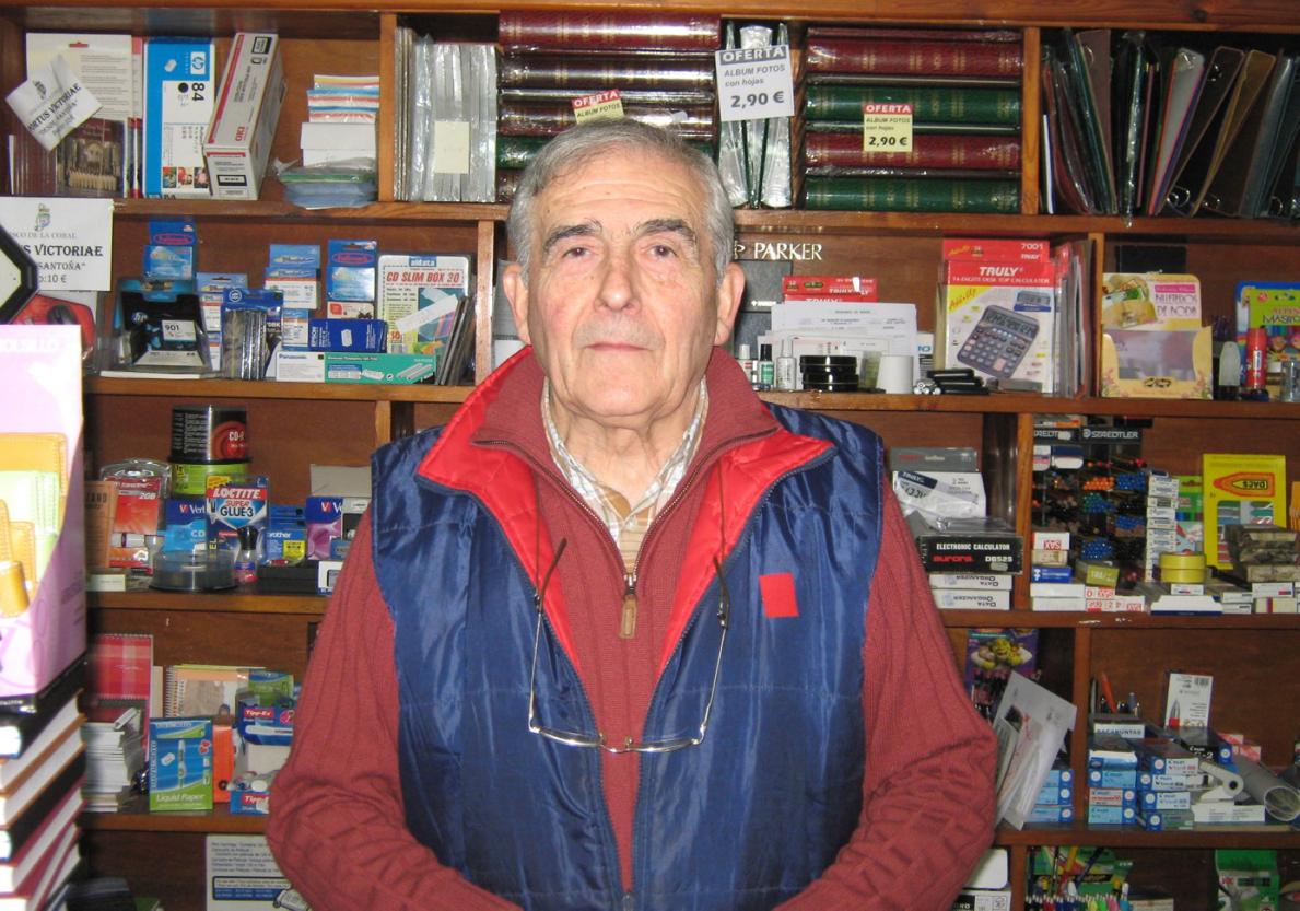 Joaquín Meléndez Labrador en su Librería Meléndez de Santoña.