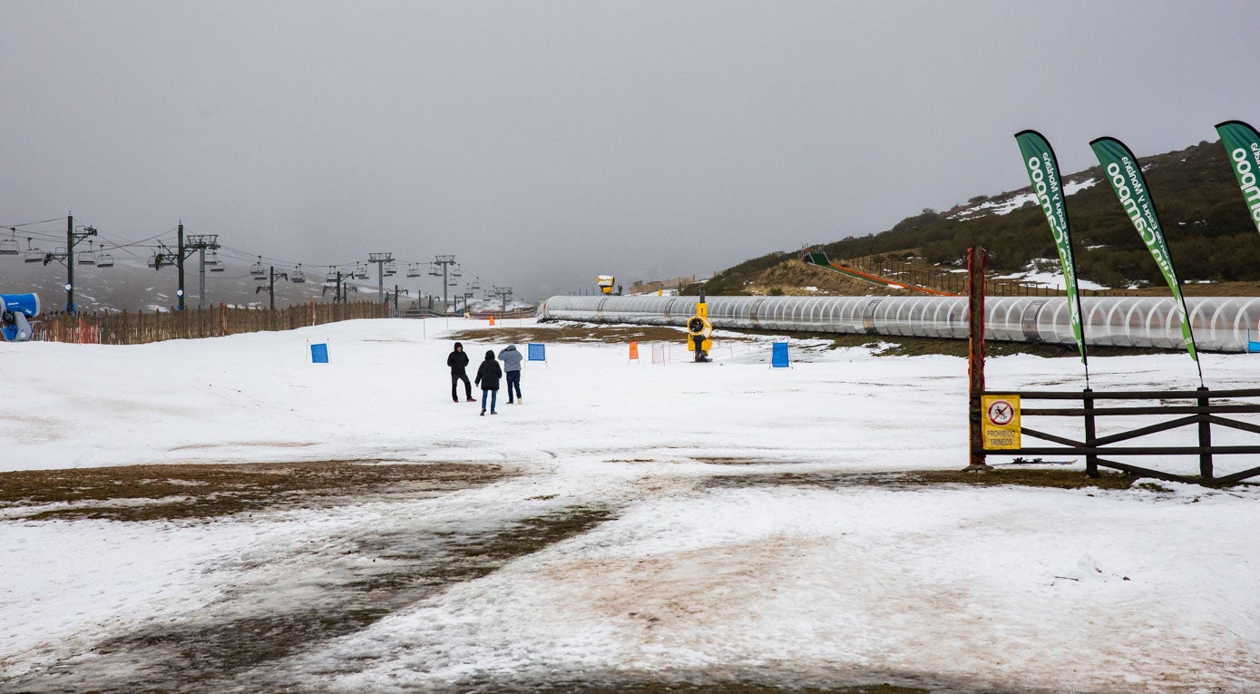 Panorama en la estación de esquí, donde el marrón de la tierra mancha la poca nieve que hay