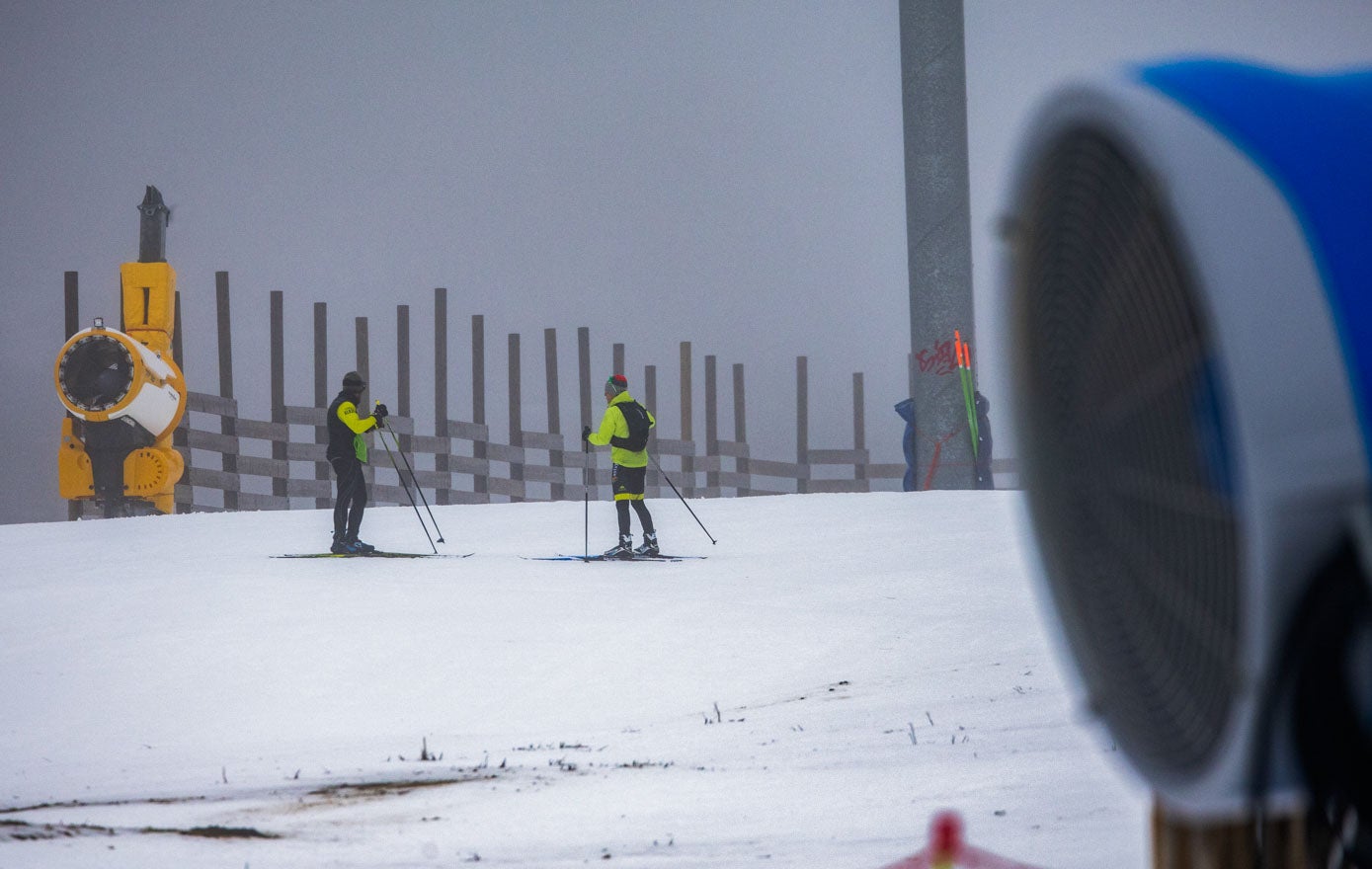 Dos esquiadores, este miércoles día 22, aprovechando la poca nieve que hay en la estación