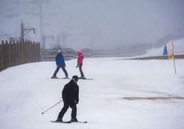 Esquiadores en la estación de Alto Campoo.