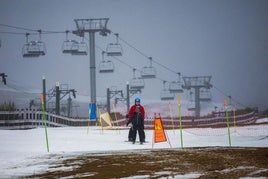 Algunos esquiadores intentan sortear las dificultades que genera la escasez de nieve en Alto Campoo.